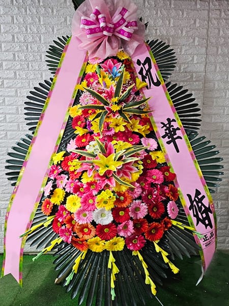 벨라노떼웨딩 팬클럽 회원들이 뜻을 모아 선물한 화사한 3단화환